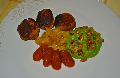 Boulettes de poulet, ananas poêlé, purée de petits pois et tomates confites