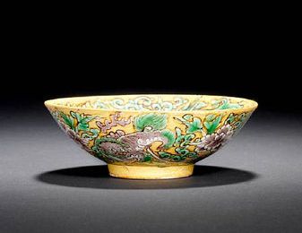 A green, yellow and aubergine 'lion and phoenix' bowl, 17th century