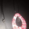 Collier avec motif rose rouge et petite plume