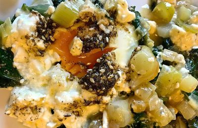 Oeufs braisés aux poireaux et au zaatar d'Ottolenghi