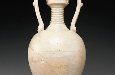 A straw-glazed amphora, Tang dynasty (618-907)