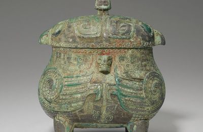 You wine vessel in double-owl shape, Shang dynasty, 12th-11th century BCE