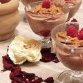 Mousse crémeuse aux deux chocolats, ses framboises et son concassé de Spéculos !