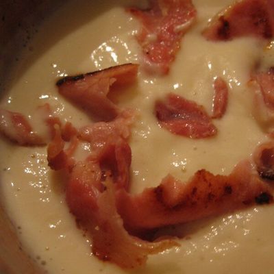 Velouté de chou fleur au lard croustillant