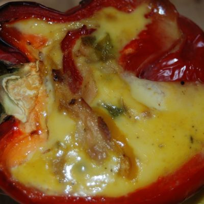 Quiche aux poivrONs, thON, oignONs en coque de poivrONs