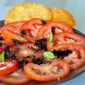 Salade de tomates, concassé d'olives noires et chips de parmesan