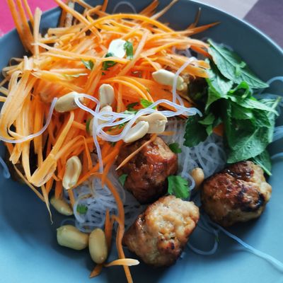 Salade de vermicelles de riz boulettes de porc haché