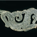 Pendentif en forme de dragon, Chine, Époque des Royaumes-Combattants, ca 475 – 221 BCE