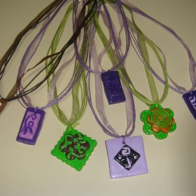 pendentifs en pâte fimo sur organza