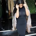 Kim Kardashian portait une robe totalement pure - et oublia un soutien-gorge