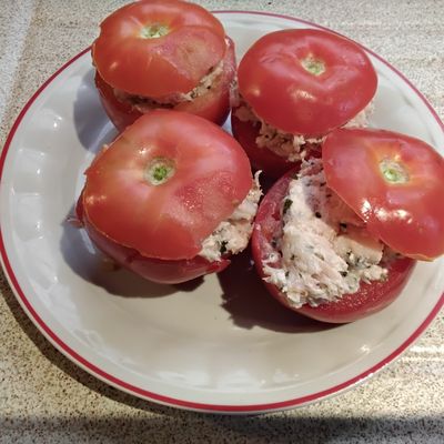Tomates farcies aux rillettes de truite d'ardenne fumée 