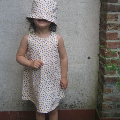 Robe trapèze des intemporels et chapeau "Basiques pour petites filles"