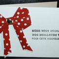 Mini-carte de voeux avec noeud en origami rouge à pois blancs