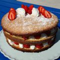 Gâteau de Savoie aux fraises gariguettes et crème Chantilly mascarpone à la vanille (version familial)