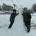 Les enfants jouent avec papy et mamie