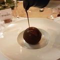 De succulents desserts, boule de chocolat fourré et poires Belle-Hélène