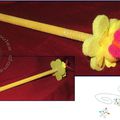 CRAYON DOUDOU JAUNE FLEUR AU PAPILLON