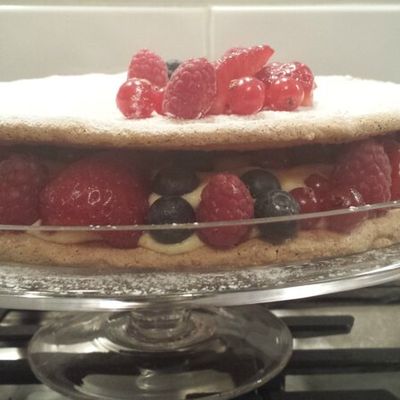 Daquoise aux fruits rouges et sa crème au yuzu