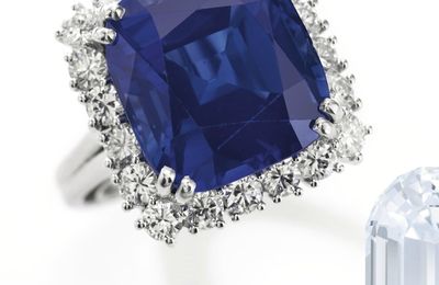 Attractive 16.34 carats Kashmir cushion-shaped sapphire and diamond ring 