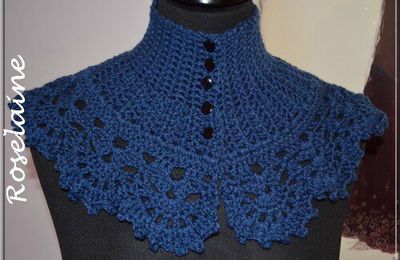 Un chauffe-épaules bleu au crochet