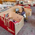 Des bureaux avec une aire de jeux pour enfants installés dans une bibliothèque de Virginie