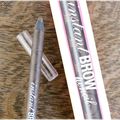 Des sourcils structurés avec Instant Brow Pencil de Benefit .