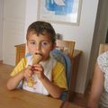 Juin 2007/ Baptiste accepte de manger une glace...