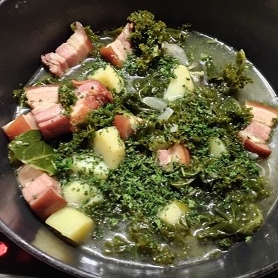 Soupe irlandaise au chou, lard et pommes de terre 