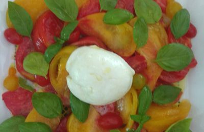 Salade Caprese ou la fameuse tomate-mozzarella
