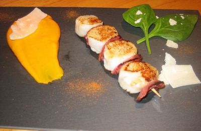 Brochettes de Saint-Jacques et magret fumé, purée de potimarron