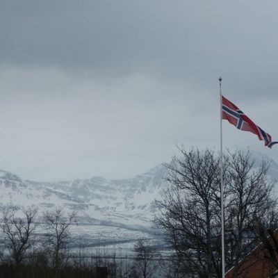 La neige, le vent et le drapeau