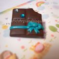 Broche tablette de chocolat et noeud