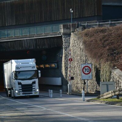 Des automobilistes s’arrêtent en plein tunnel pour jouer au foot 