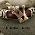 Un petit côté "Alice aux Pays des Merveilles" pour ce bracelet en cuir régaliz avec sa perle couronne et cœur ! 