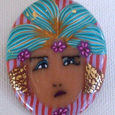 Broche visage, fond rayé