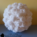 Boule de fleur en papier crépon blanche en décorations