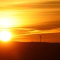 Le soleil se couche sur les éoliennes