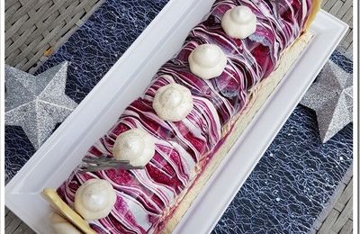 Bûche fruitée cassis passion, glaçage miroir rayé