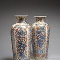 Époque Kangxi(1662-1722). Paire de vases de forme rouleau en porcelaine blanche décorée en bleu sous couverte et surdécorée