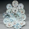 CHINE - Dix neuf assiettes rondes dont deux creuses décorées dans la palette Imari, XVIIIème siècle 