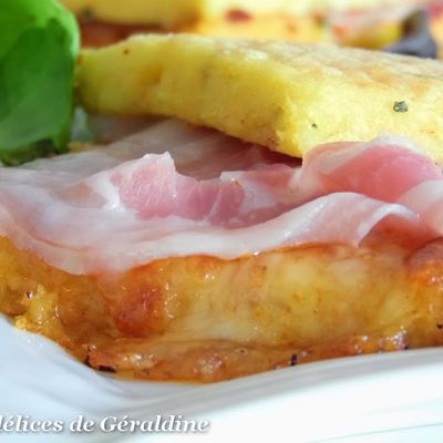 Croque polenta à la mozzarella, pancetta et sauce arrabiata (croque-monsieur à la polenta) 
