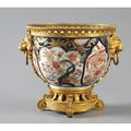 Chine. Cache pot en porcelaine décoré dans le style imari. Fin du XIXe siècle. 