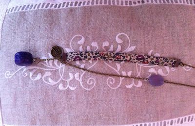 sautoir " mon macaron et mes couverts", tissu Liberty violet fleuri. 15 euros (17 euros si envoi)