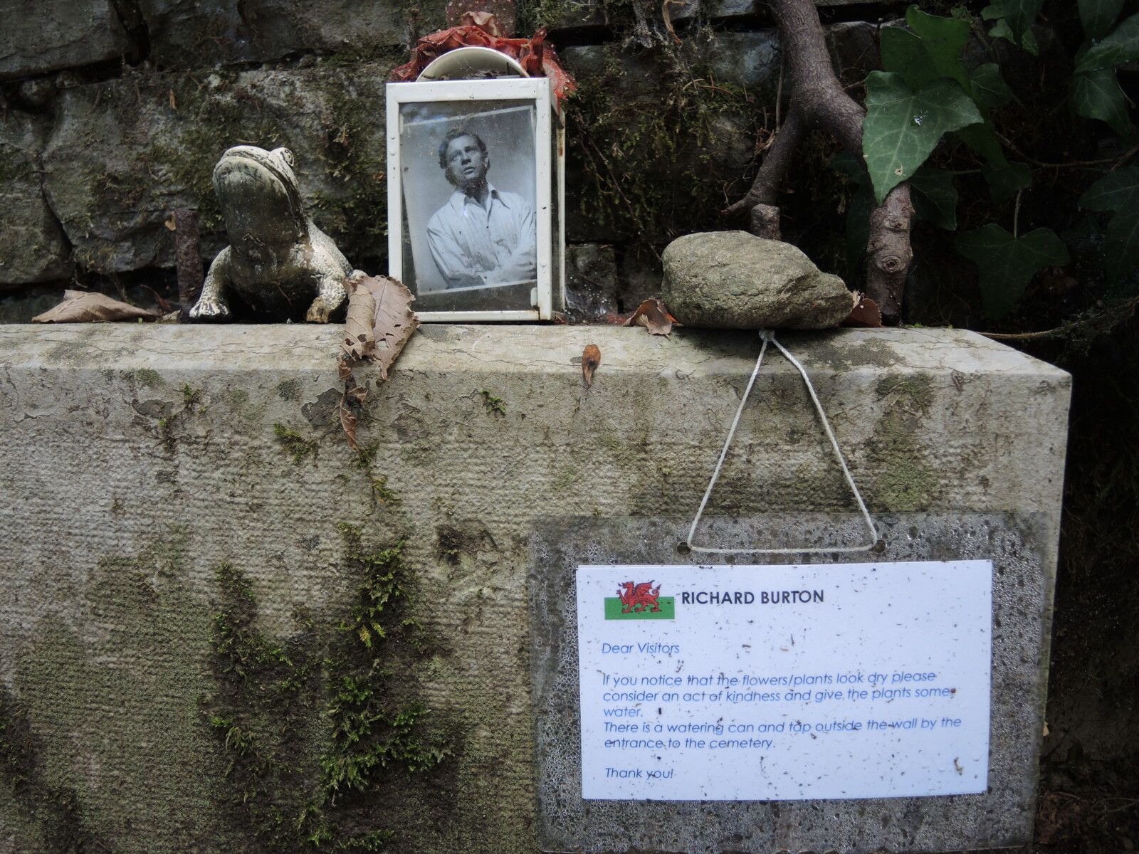 Céligny, le vieux cimetière, tombe Richard Burton, derrière. (Suisse)