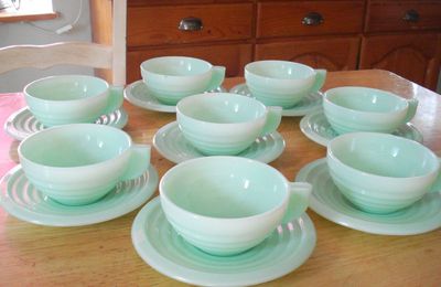 Lot de 8 tasses en opaline Art Déco