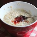 Flocons d'avoine à la banane, au beurre de cacahuètes et confiture de fraise.