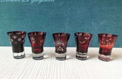 5 verres à vin cuit en verre coloré gravé