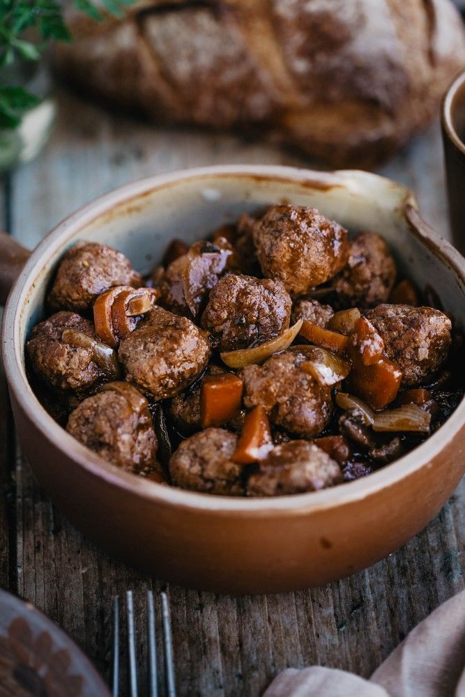 boulettes de boeuf, viande hachée, façon bourguignon, facile, plat en sauce, plat réconfortant, recette hiver, carottes, champignons, lardons, vin rouge, réchauffé c'est meilleur