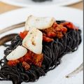 Linguine à l'encre de seiche, calamars et chorizo