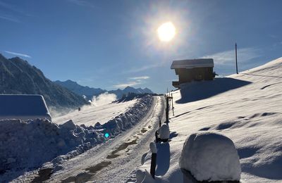 Les mois d'hiver - Glisser sur l'onde d'un lac glacé, dans un décor de neige 